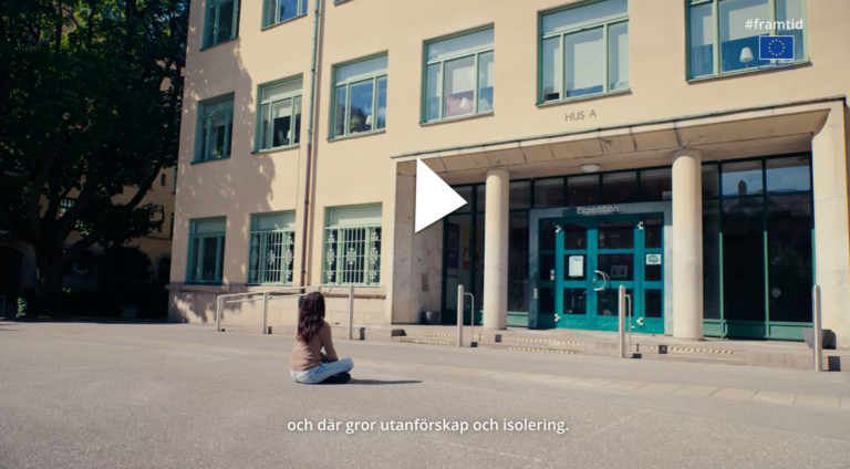 Bilden visar en flicka utanför en skola, symboliserar utanförskap.