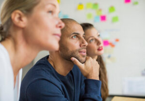 Illustration av personer som dlyssnar och funderar.