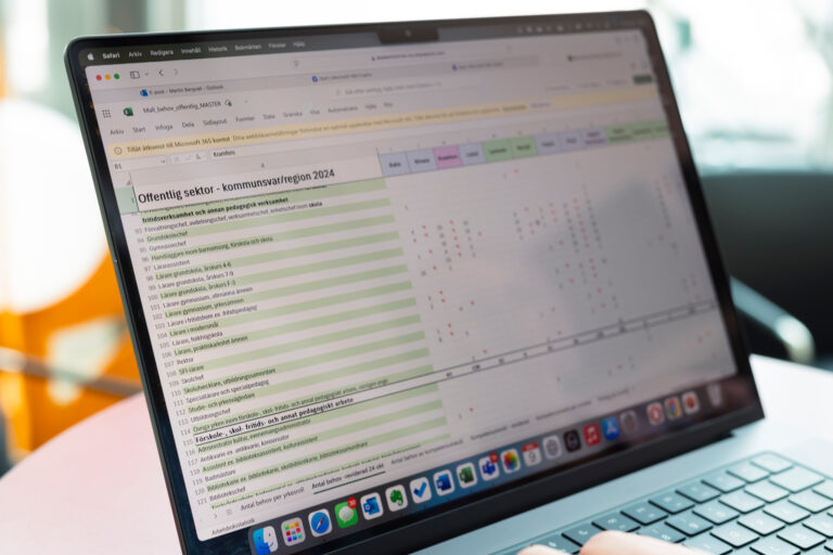 En person skriver på ett tangentbord på en bärbar dator.
