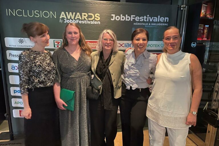 Sofia Rystad Ploska HR-specialist, Åse Nielsen-Buttrup HR-specialist, Maria Kellerman enhetschef på stadskontorets HR-avdelning, Amani Loubani Kommunalråd i Malmö stads kommunstyrelse och Johanna Juhlin Malmö stads HR-direktör. Alla har godkänt att bilden används //Sofia