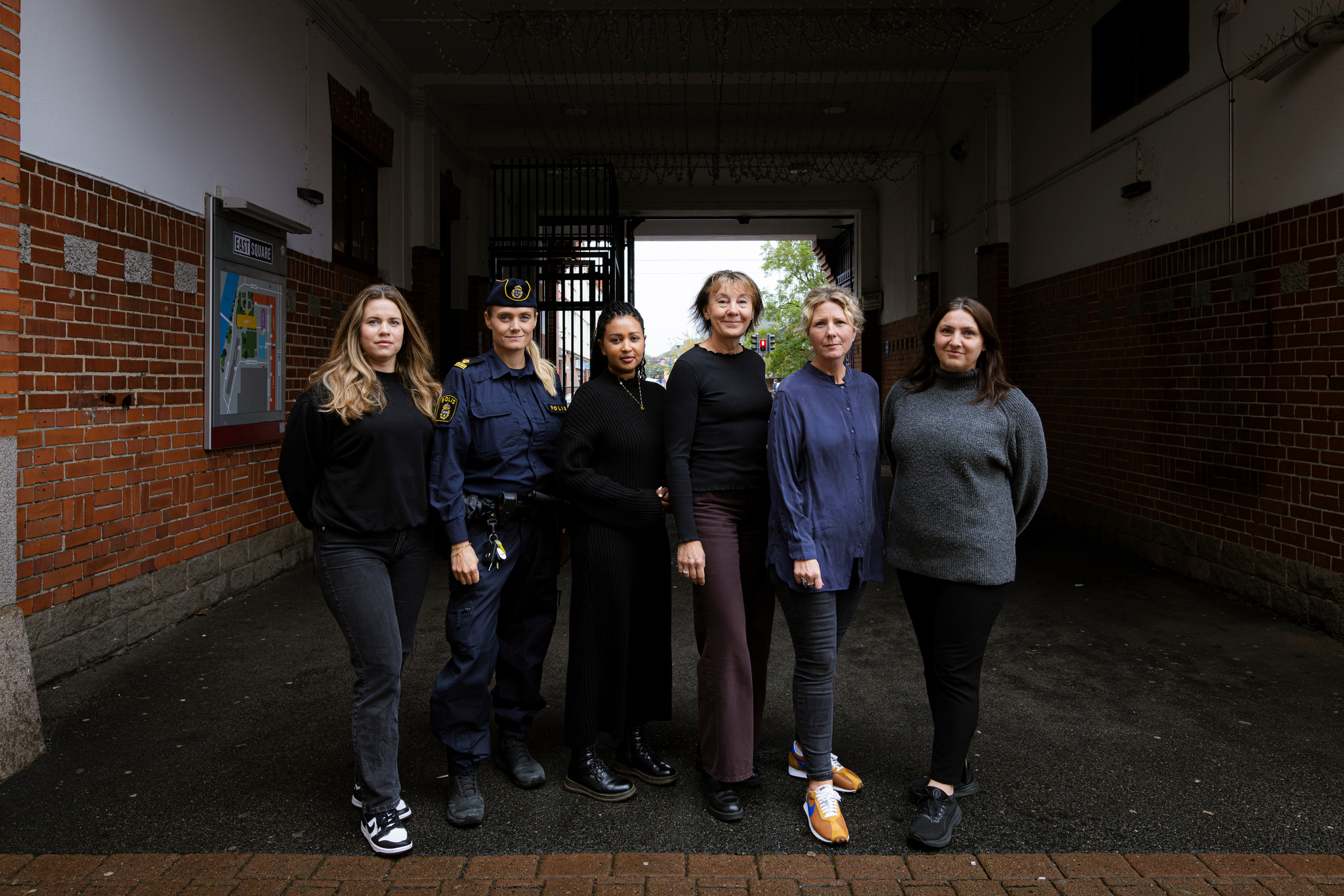 En grupp kvinnor som står bredvid varandra.