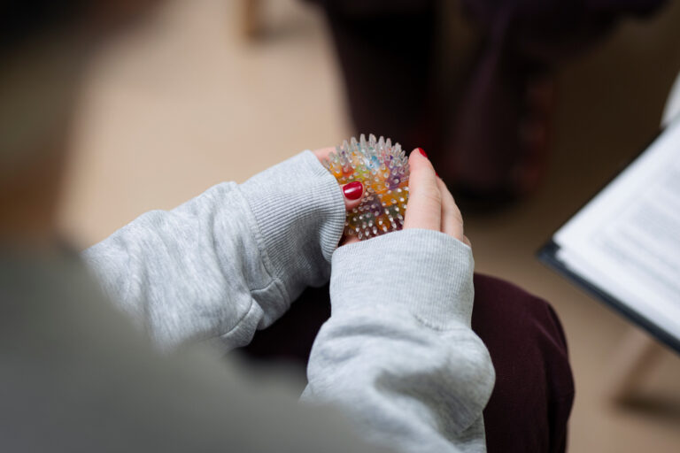 En kvinna håller en boll i sin hand.