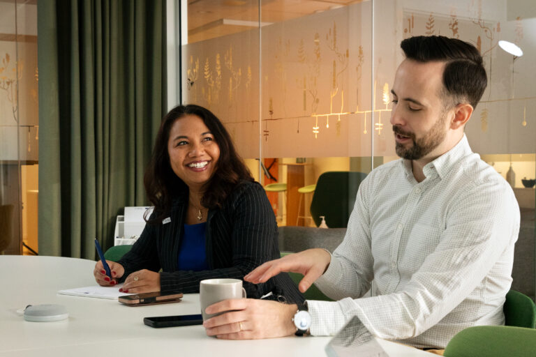 En man och en kvinna sitter vid ett bord.