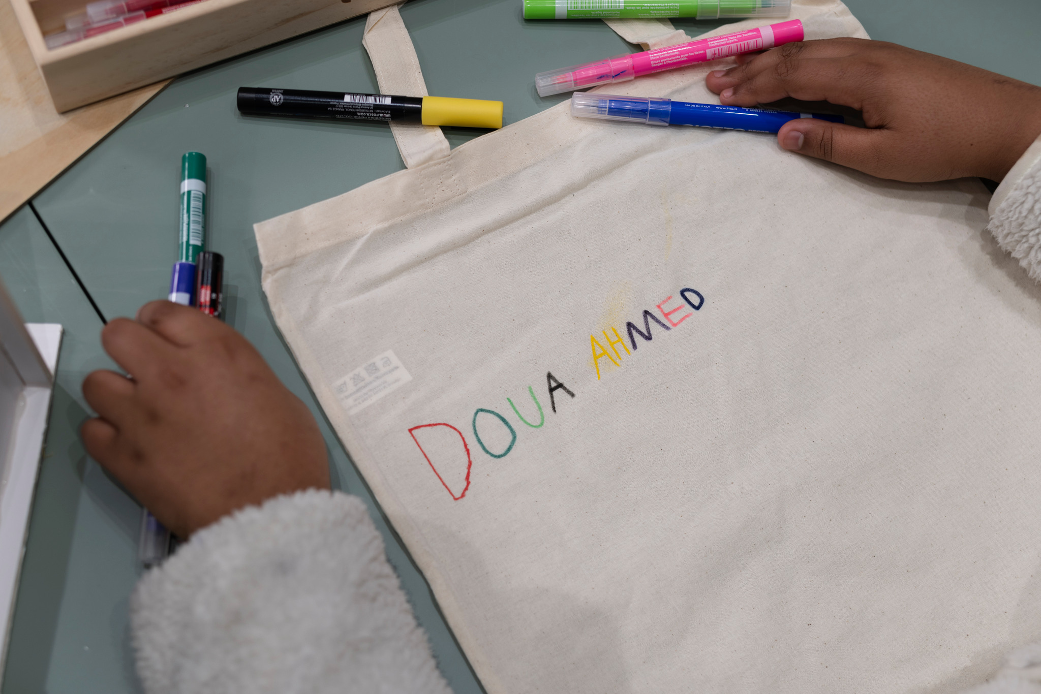 en person ritar på ett papper.