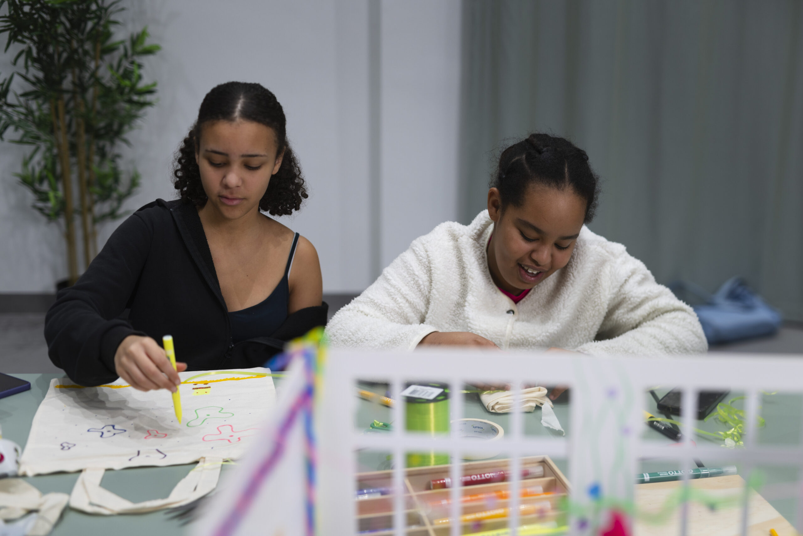 Alicia Lazzarini och Doua Ahmed deltar i projektet.