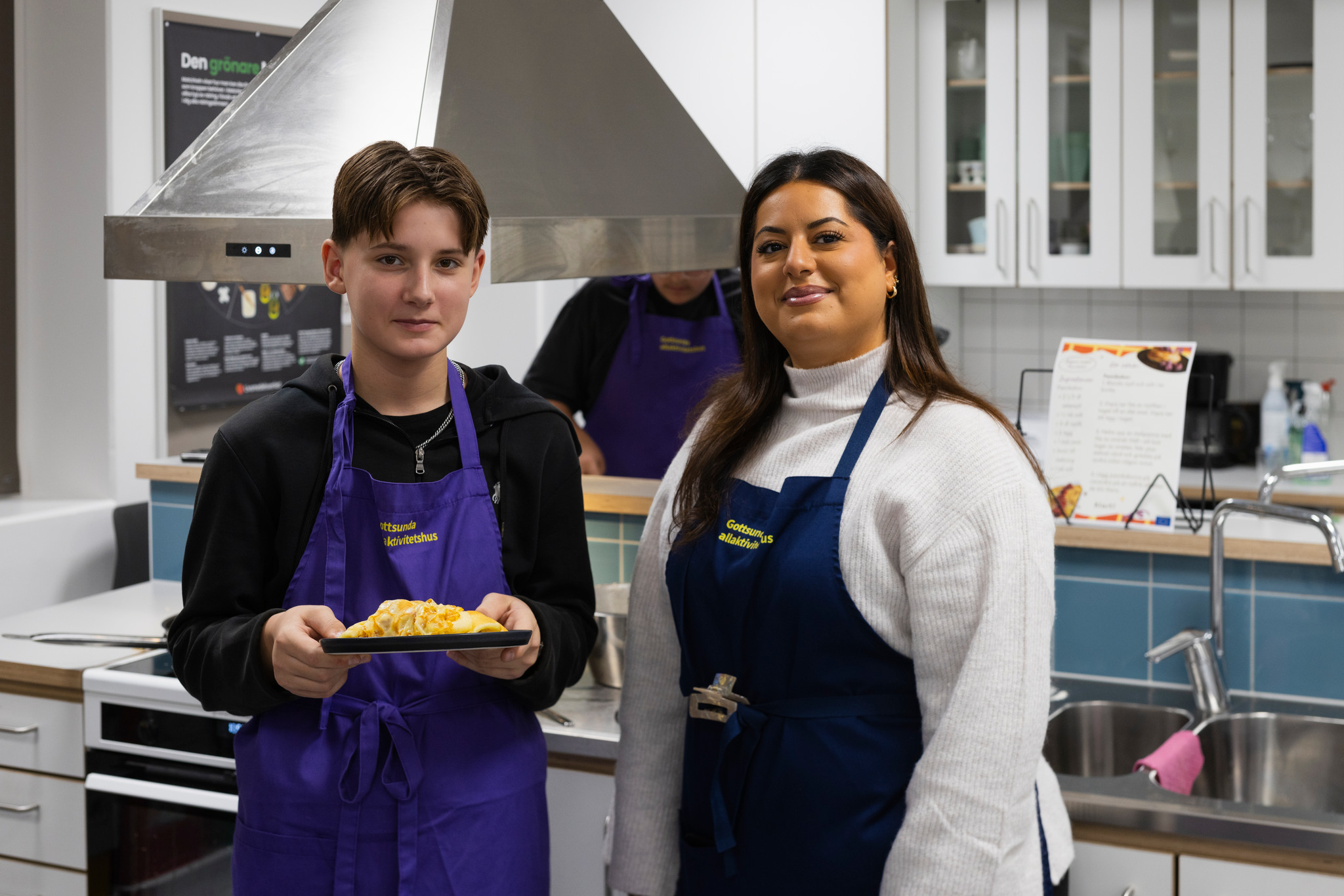 Deltagaren Leo Skottheim och aktivitetsledaren Iman Bayyari.