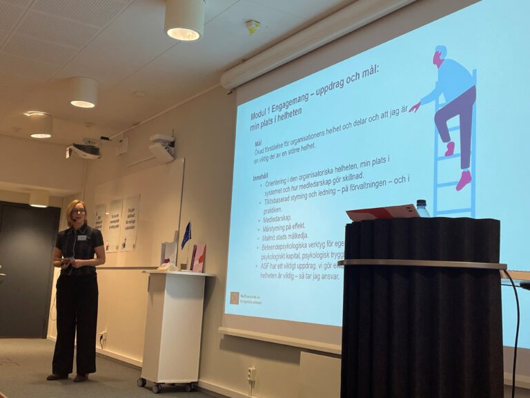 kvinna visar presentation