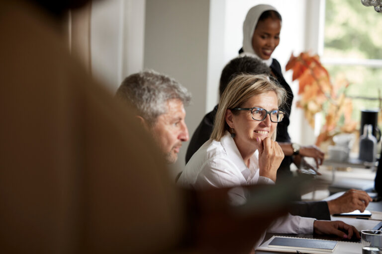 Kollegor i konferensrum