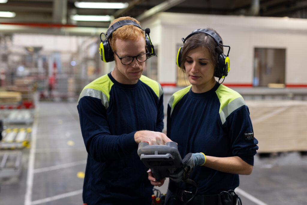 En man och en kvinna med skyddslurar tittar på något.