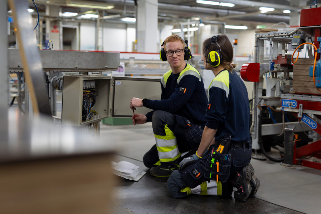 En man och en kvinna i en fabrik.
