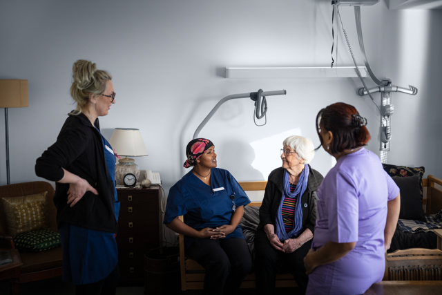 Äldrevård med personal och boende på äldreboende