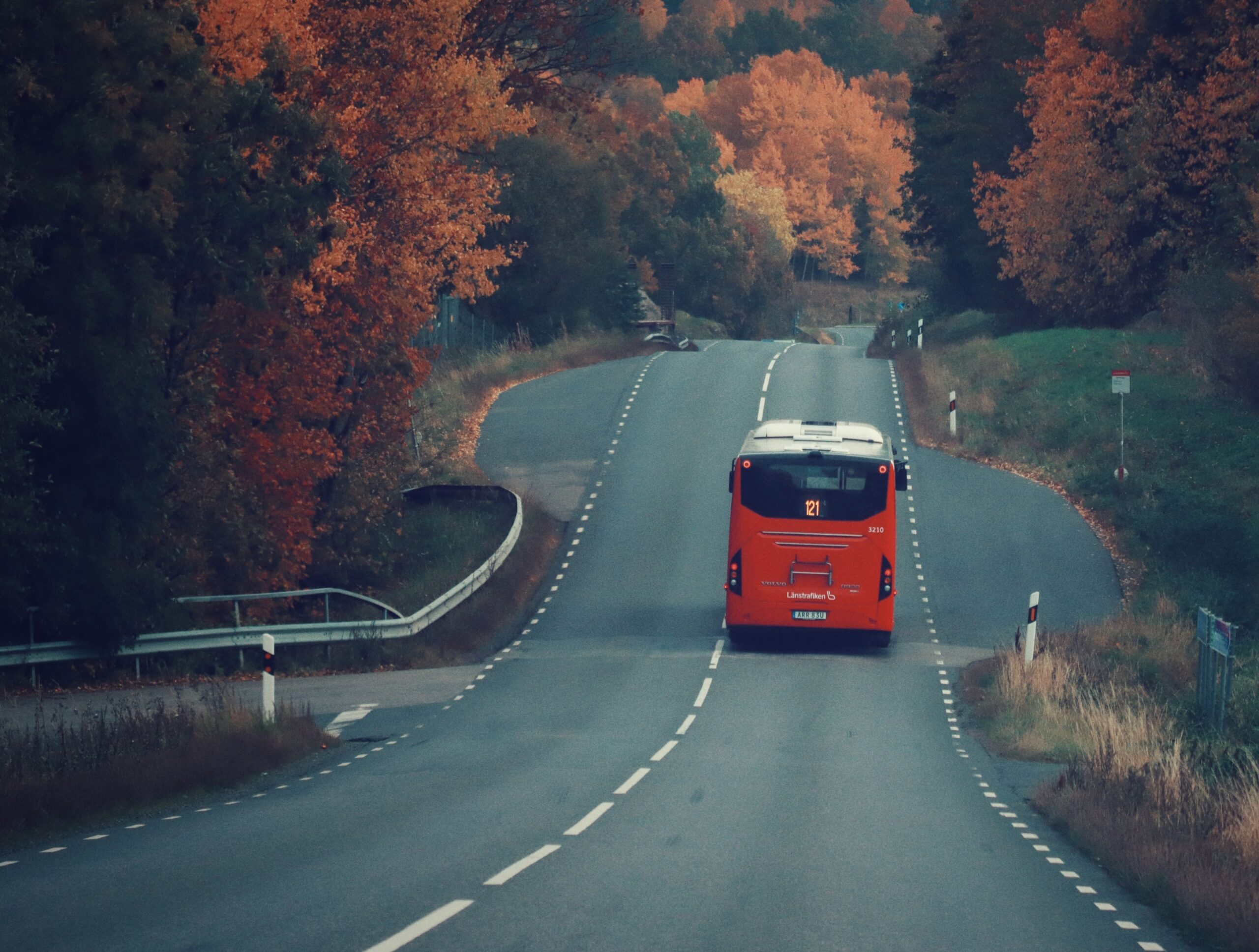 En buss som åker på en väg