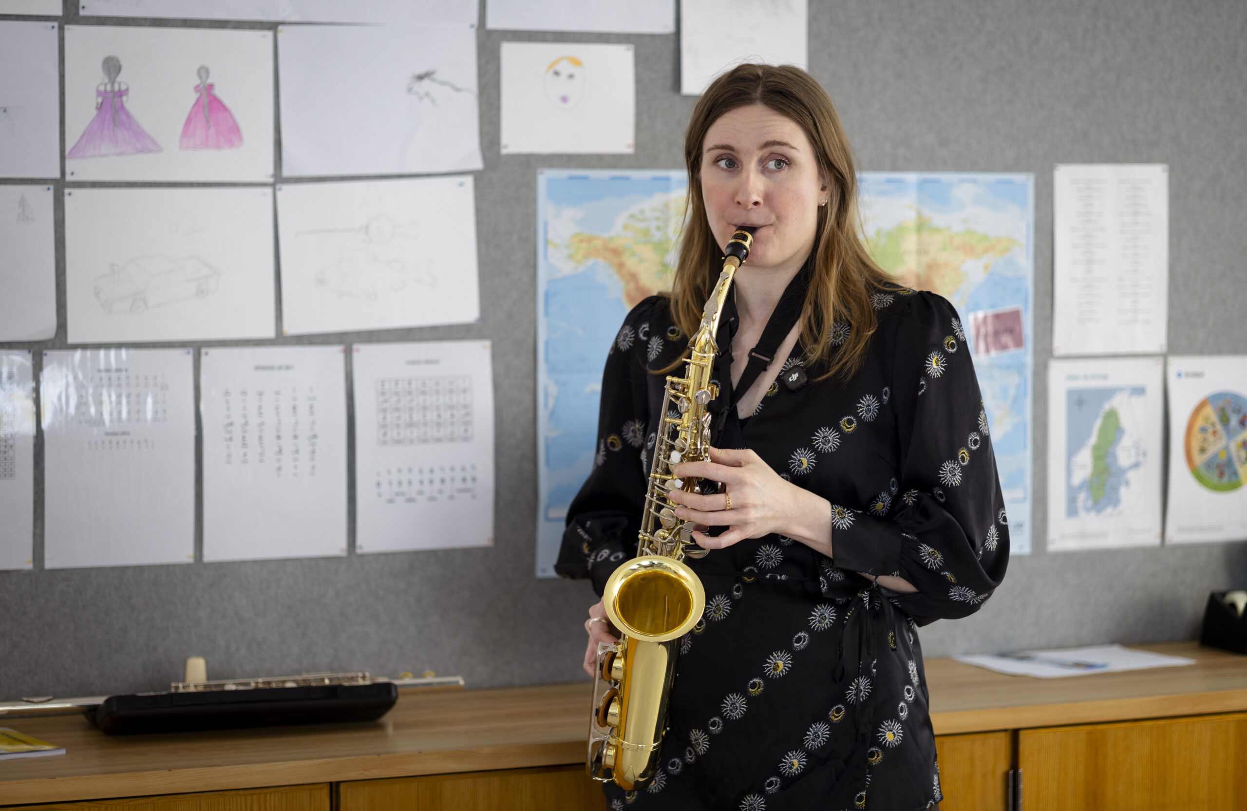 Annika Jönsson som är kulturskolelärare i Sorsele undervisar elever digitalt i saxofon, tvärflöjt och fagott.