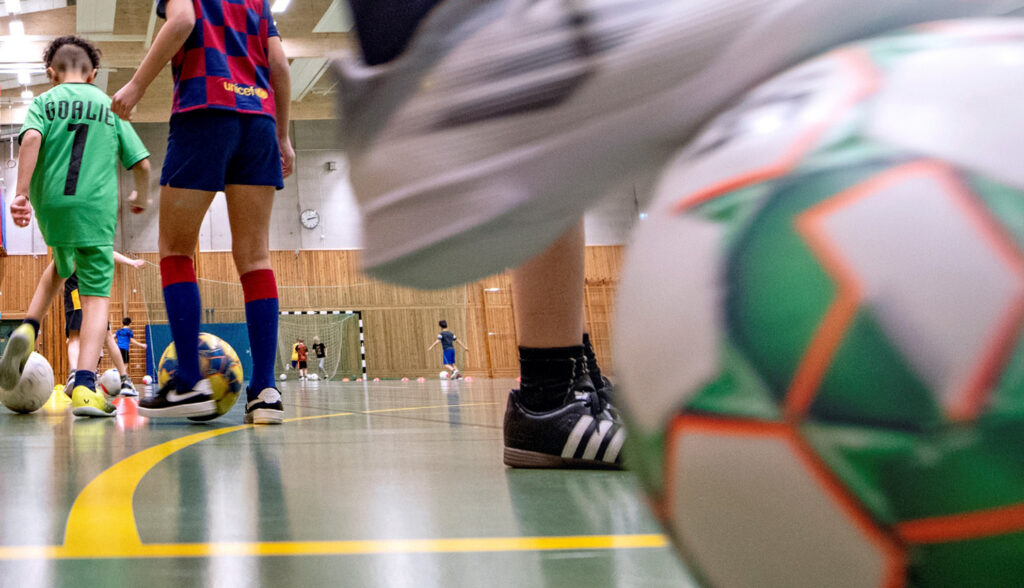 En grupp ungdomar som spelar fotboll.