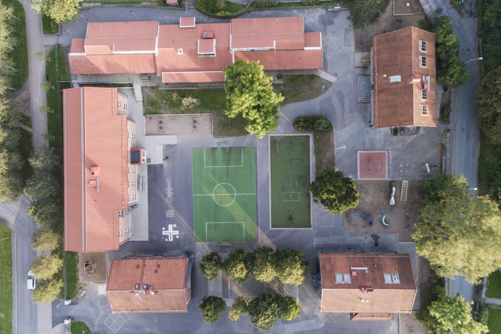 En flygbild över en skolgård